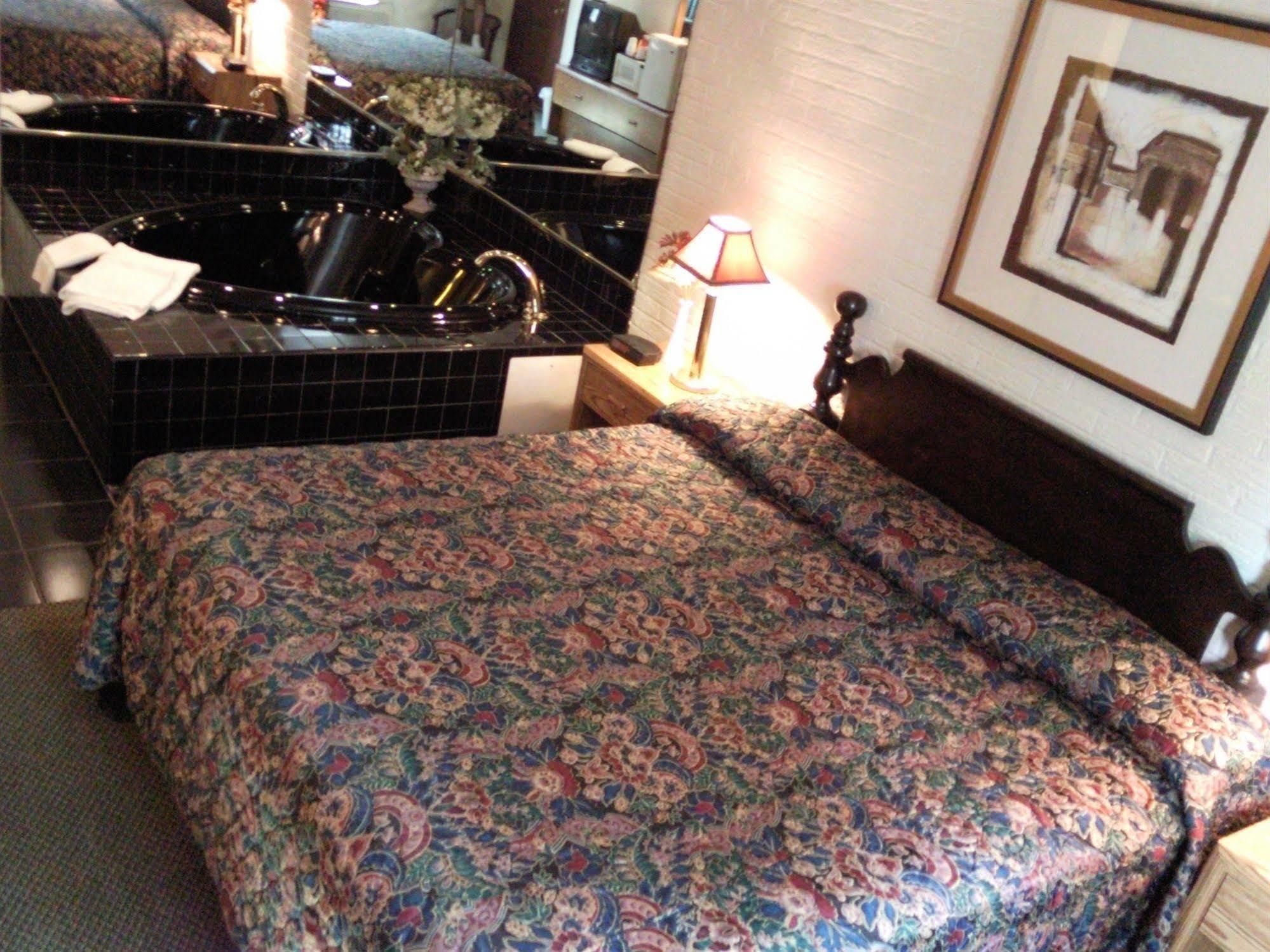 Colonial Inn Mercer-Grove City Eksteriør bilde